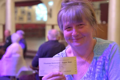 Anett aus St. Michaelis war aus Neugier zum Konzert ins Freiberger Tivoli gekommen. Wie so viele kennt sie Thomas Rühmann aus dem Fernsehen.