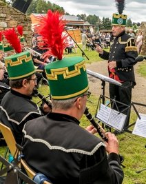 Marienberger Bergsänger und Bergkapelle Pobershau spielen auf.