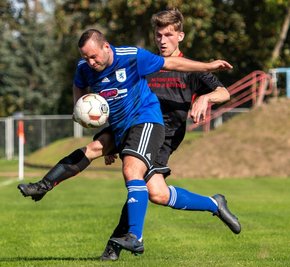 Vergangenes Jahr flogen die Peniger um Oliver Gräfe (schwarz) in Runde 1 des Kreispokals gegen Mittweida II raus. Dieses Jahr gilt es nun, zunächst die Ausscheidungsrunde gegen Königshain-Wiederau zu bestehen. 