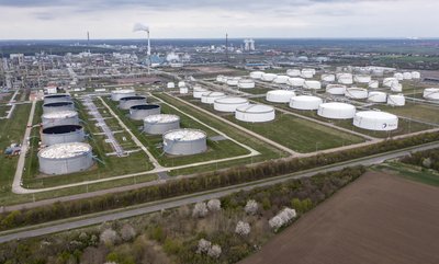 Hinter einem Tanklager ragen die Anlagen der Total-Raffinerie in Leuna und des Chemieparks in die Höhe.