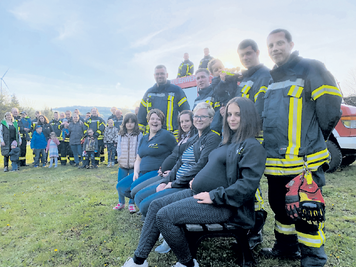 Jeden Monat ein Baby, darauf freut sich eine ganze Feuerwehr. Von vorn: Nadja Schreiber (5. Monat) mit ihrem Freund Domenic Pinkes; Vivian Breest (6.) mit ihrem Mann Sebastian Breest und Sohn Mailo; Jenny Popp (8.) und ihr Mann Denny Popp sowie Stefanie Eichhorn (7.) mit Tochter Helen und Mann Thomas Kober. Das fünfte Paar im Bunde fehlte beim Fototermin - die kleine Sophia von Kristina und Jens Kunz hatte es zu eilig. 