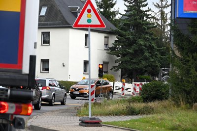 Die Ampel in Lauenhain auf der Straße des Friedens, der S 200.