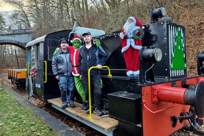 Andreas Wende (r.) und Jörg Eidner haben auf ihrer Diesellok den Kobold Grinch getroffen.