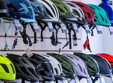 Nicht alle tragen einen Fahrradhelm, viele wünschen sich aber eine Helmpflicht. (Symbolbild)
