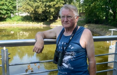 Michael Thoß am Maschinenteich, im Wasser einige der Stockenten, die inzwischen am sanierten Gewässer leben. 