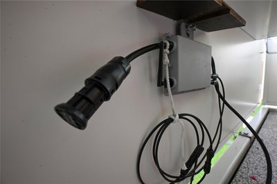 Um den Gleichstrom aus den Solarmodulen in das Netz einzuspeisen, braucht es zunächst einen Wechselrichter.