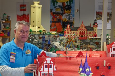 Maik Schenker hat zum 25. Mal die Lego-Weihnachtsausstellung in Glauchau gezeigt. Er bekommt zu Beginn des neuen Jahres die Ehrenmedaille seiner Heimatstadt.