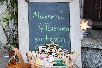 Ein Schild vor einem Geschäft in Seiffen weist darauf hin, dass nur vier Personen den Laden betreten dürfen. In Sachsen gelten angesichts anhaltend hoher Infektionszahlen nahezu flächendeckend strenge Corona-Regeln.