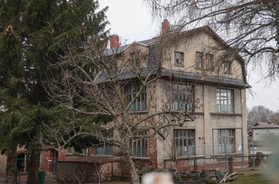 Auf dem Areal an der Schulstraße, auf dem das neue Hartmannsdorfer Wohngebiet entstehen soll, stand bis vor kurzem noch dieses alte Fabrikgebäude. Die Gemeinde hat es bereits abreißen lassen.