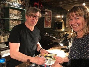 Schriftsteller Jaroslav Rudiš am Mittwoch beim Signieren in Freiberg.