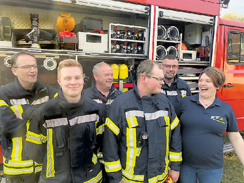 Die Feuerwehr-Eichhorns von links: Nils Eichhorn (Gemeindewehrleiter und Chef der Zwickauer Berufswehr), Ben Gerisch, Neffe von Wehrleiter Uwe Eichhorn, dem Bruder von Nils Eichhorn. Vierter von links ist Uwe Eichhorns Sohn Paul Eichhorn (Vize-Wehrleiter), dann kommt Thomas Kober, der Mann von Schriftführerin Stefanie Eichhorn, die Schwester von Paul Eichhorn. Mutter Antje Eichhorn ist nicht auf dem Foto - aber als Kassenwart auch im Verein.