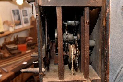 Blick in die Mechanik der Wanduhr.