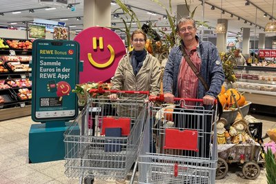 Vor dem Wettkampf: Wer kauft schneller bei Rewe ein? Sylvia Dienel wählt die klassische Variante an der Kasse. Gunter Niehus scannt selbst.