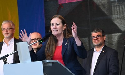 Die Bundesvorsitzende der Linken, Janine Wissler, spricht zur Kundgebung am 1. Mai auf dem Neumarkt. Auch Markus Schlimbach (links) und Ralf Hron (rechts) vom DGB sowie OB Sven Schulze ergriffen das Wort. 