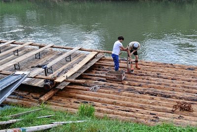 Beim Bau eines Floßes in Wolfratshausen. 