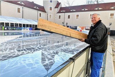 Die Eisbahn im Schlosshof Freudenstein in Freiberg öffnet am Mittwoch wieder. Auch Eisstockschießen wird wieder angeboten. Eismeister Horst Zech zeigt eine Bande für das Eisstockschießen.