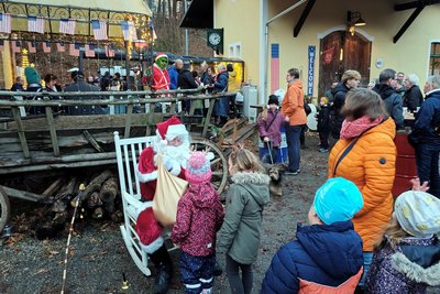 Auch der Weihnachtsmann hatte sich auf den Weg nach Amerika gemacht um die jüngsten Besucher mit kleinen Gaben zu erfreuen.
