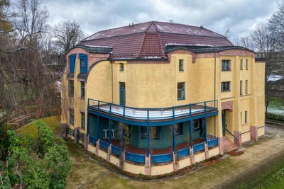 Die Villa Esche wurde vom belgischen Gestalter Henry van de Velde entworfen.