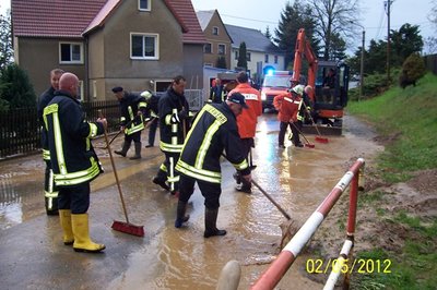 In Reimersgrün überflutete der von den Feldern herabschießende Schlamm die Dorfstraße. 