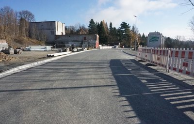 Die Bundesstraße in Oelsnitz: Derzeit laufen viele Restarbeiten. Einen Freigabetermin nennt das Straßenbaulandesamt bislang nicht. 