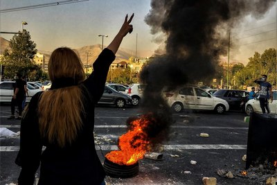 Ohne Kopftuch: Eine Frau steht Ende September 2022 während einer Demonstration in Teheran auf der Straße. 