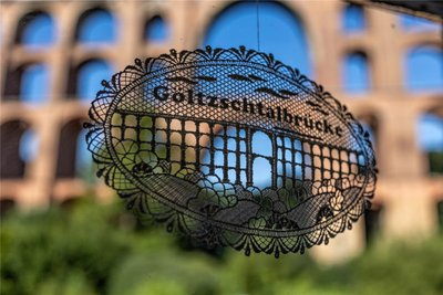 Die Göltzschtalbrücke, hier als Hintergrund für eine Stickerei im Museum in der Ketzels Mühle, bleibt in Sachen Tourismus eine zentrale Aufgabe.