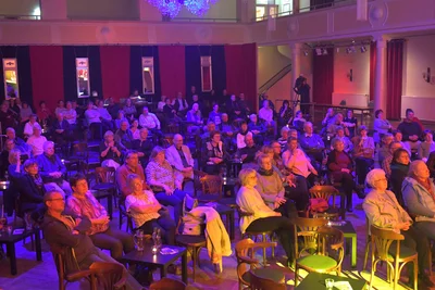Anfangs reagierte das Publikum im Tivoli zurückhaltend, dann ließ es sich von den leidenschaftlichen Musikern in den Bann ziehen.