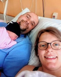 Der jüngste Sonnenschein der Unterheinsdorfer Feuerwehr ist da. Kristina und Jens Kunz freuen sich über Sophia, die am Mittwoch, 14.36 Uhr geboren wurde - 14.36 Uhr? Da war doch was ... 