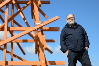 Kurator des Purple Path, Alexander Ochs, an der Arbeit „Zwei in ein ander Gewobene“ des Künstlers Olaf Holzapfel in Amtsberg.