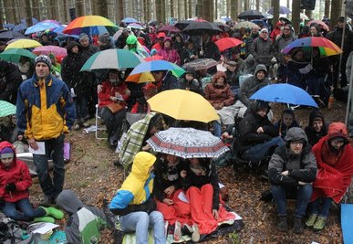 Der Freiluft-Gottesdienst zu Pfingsten fand in Stützengrün erstmals im Schnee statt.