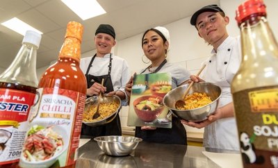 Phillip Weißmann, Marut Schmidt und Elisa Kern (von links) bereiten bei der Interkulturellen Woche an der Burgstädter berufsbildenden Don Bosco-Schule beim thailändischen Kochkurs Frühlingsrollen zu. 