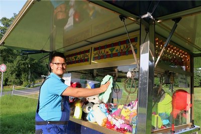 Sigurd Gläser putzt den Kirmesgreifer blank, der mit Kuscheltieren gefüllt ist. Mit diesem und weiteren Angeboten lädt er an diesem Wochenende in Pausa zu "Sigis Minikirmes" ein.