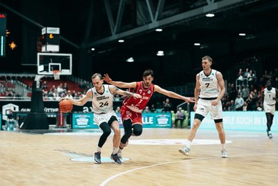 Arnas Velicka (links) und Jonas Richter im Spiel gegen Galil Elion aus Israel. 