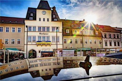 Am Markt in Frankenberg werden am Samstag Flaggen gehisst. Dauerhaft hängt ein Banner in den ukrainischen Nationalfarben am Balkon des Rathauses. 