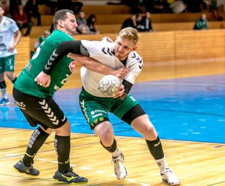 Durchgesetzt: Wie im Vorjahr haben die Handballer der HSG um Ondrej Simunek (r.) zum Saisonauftakt in Wittenberg gewonnen. Der 29-jährige Tscheche war dabei eine Stütze der starken Freiberger Abwehr. 