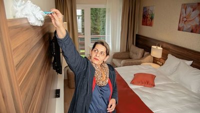 Chefin der Frauen vom Housekeeping ist Monika Stark. Sie schaut nocheinmal nach, ob in den Zimmern alles für die Gäste vorbereitet ist.
