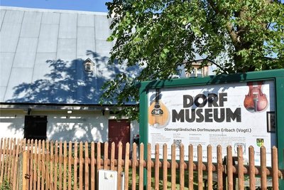 Im Dorfmuseum Erlbach hat die Wanduhr einen passenden Platz gefunden.