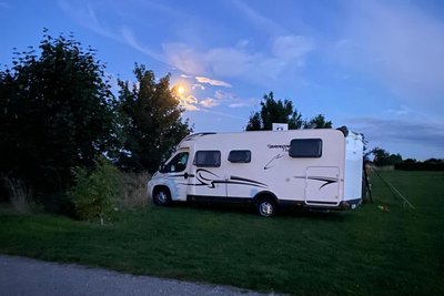 Idylle pur: Der Mio-Campingplatz in Ottendorf mit 40 Stellplätzen bei Sonnenuntergang.