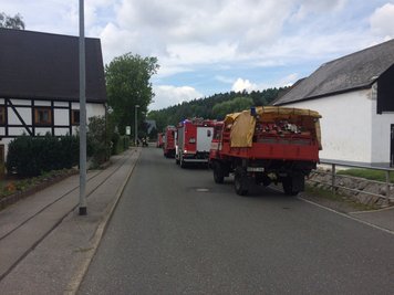 In der Talstraße in St. Michaelis läuft am Sonntagnachmittag ein Einsatz wegen des Verdachtes auf radioaktive Strahlung.