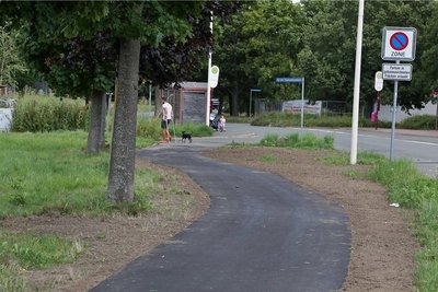Der Fußweg an der Glauchauer Sachsenallee, nördlich des neuen Eigenheimgebietes, ist fertig. 