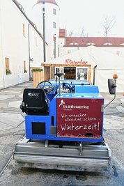 Diese fahrbare Eismaschine sorgt für eine glatte Eisfläche.