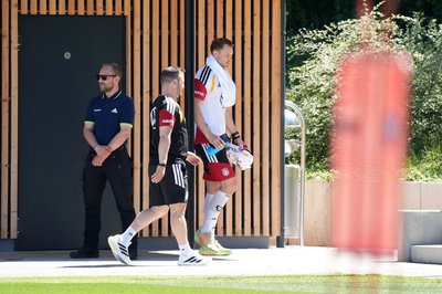 Manuel Neuer absolviert im DFB-Camp noch ein individuelles Aufbautraining. 