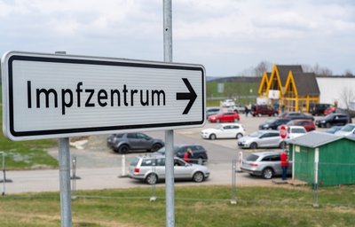 Bereits im Januar und März hat es von Impfgegnern Attacken auf das Impfzentrum im vogtländischen Eich gegeben. Ob der Steinwurf gegen eine Glastür auch dazu gehörte oder ob es purer Vandalismus war, ist derzeit noch offen.