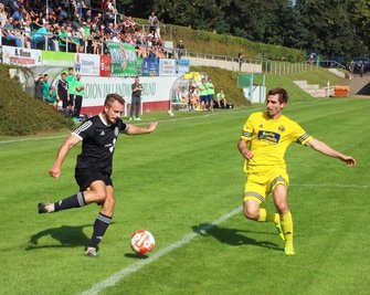 Der Werdauer Tom Dörner (links) erzielte die 1:0-Führung. Kurz vorm Ende der regulären Spielzeit verletzte sich der Stürmer schwer. 