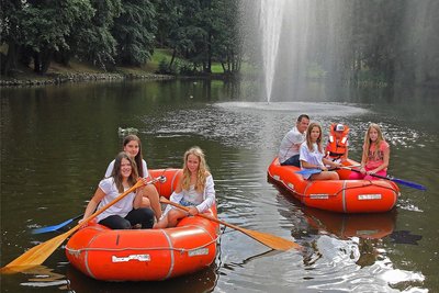 Schlauchboot-Touren auf dem großen Teich mit der Fontäne sind vor allem für die jungen Besucher geplant.
