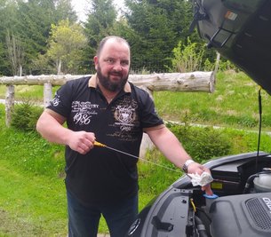 Andreas Drescher ist in Neuhausen aufgewachsen und lebt im Allgäu. Er möchte in seine Heimat zurück und bewirbt sich um den Posten des Bürgermeisters in der Schwartenberggemeinde. 