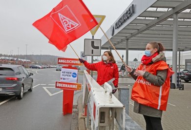 Im Betriebsrat des Zwickauer VW-Werks gibt die IG Metall den Ton an - wie hier bei einem Warnstreik vor einem Jahr. Diese Vormachtstellung wollen Mitarbeiter aus dem politisch rechten Lager nun angreifen. 