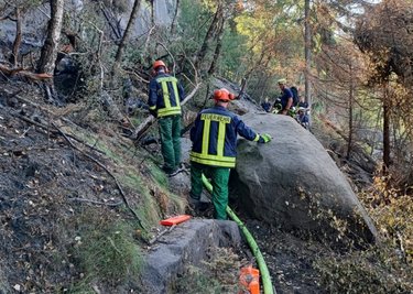 Das unwegsame Gelände forderte den Einsatzkräften bei der Suche nach Glutnestern alles ab.