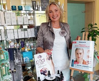 Seit 30 Jahren kümmert sich in Schöneck Petra Meyer in ihrem Studio um das kosmetische Wohl ihrer Kunden. Mit Blick auf die steigenden Energiepreise denkt sie inzwischen auch an Hausbesuche. 