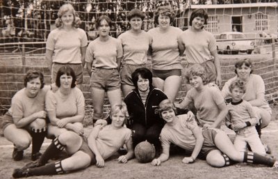 Die Annaberger Kreismeisterinnen im Fußball von 1976 aus Kühberg. Vorstopperin Heidrun Blaczik (hinten, 2. von rechts) und ihre Schwester Birgit (unten, links) waren dabei. 